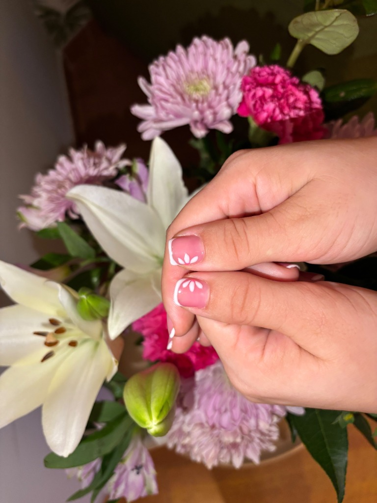 Detalle Nail Art flor en pulgares Llum de Lluna